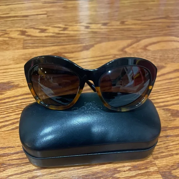 COACH Black Tortoise Gradient / Black Sunglasses Coach Sunglasses HC8132 5438T5 Black Tortoise Gradient/Brown  main image 4